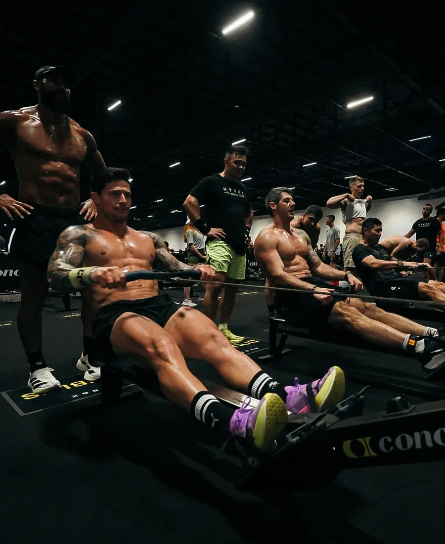 Atletas no remo em treino HYROX