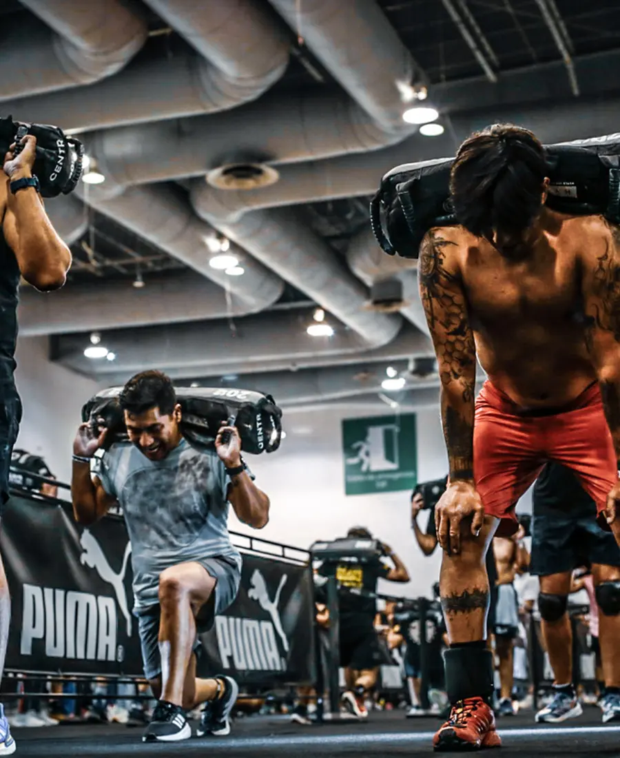 Atletas em sandbag lunges