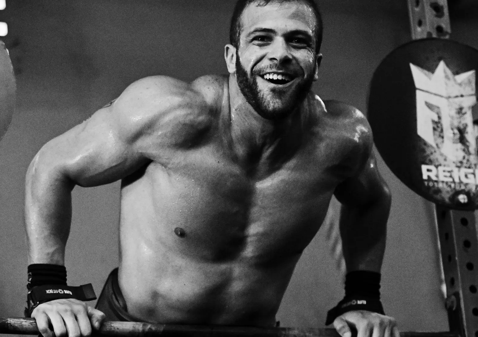 Atleta sorrindo durante treino na Elite Fitbox